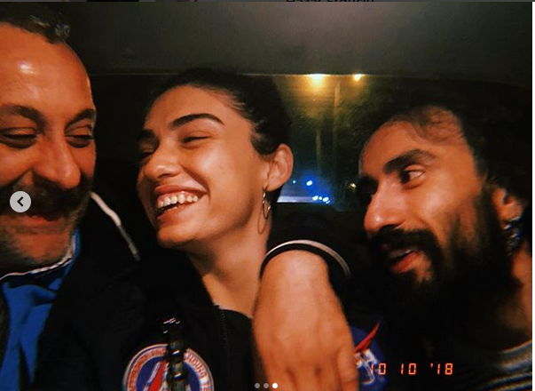 Hazar Ergüçlü'den sevgilisi Onur Ünlü'yle aşk pozları