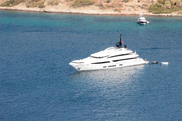 Hayırsever işadamı Bodrum'da lahmacun dağıttı