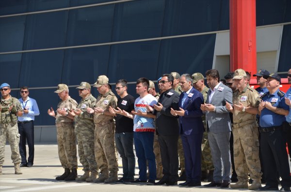 Astsubay Karakaya şehit bebeğinin yastığına sarıldı