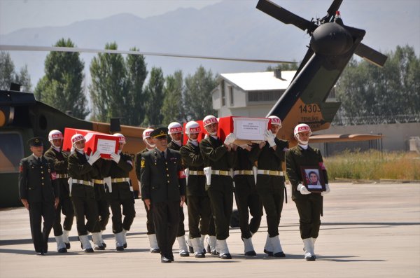 Astsubay Karakaya şehit bebeğinin yastığına sarıldı