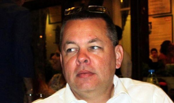 Rahip Brunson’ın evine Türk bayrağı asıldı