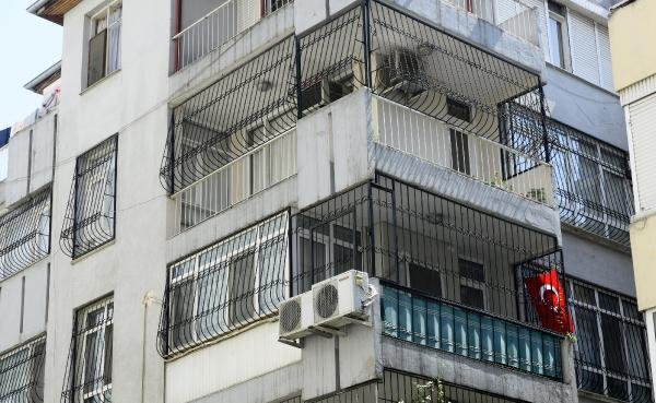 Rahip Brunson’ın evine Türk bayrağı asıldı