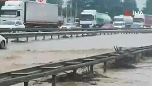 Sel nedeniyle E-5 trafiğe kapandı!