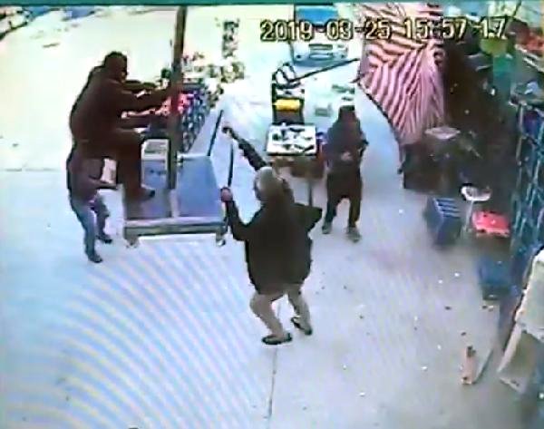 Şemsiyeyle uçan adam videosu izle! Osmaniye hortumda şemsiyeyle adam uçtu!