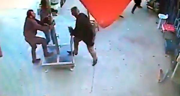 Şemsiyeyle uçan adam videosu izle! Osmaniye hortumda şemsiyeyle adam uçtu!