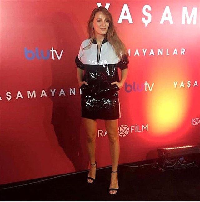 'Yaşamayanlar' gala fotoğrafları! Elçin Sangu, Serenay Sarıkaya ne giydi?