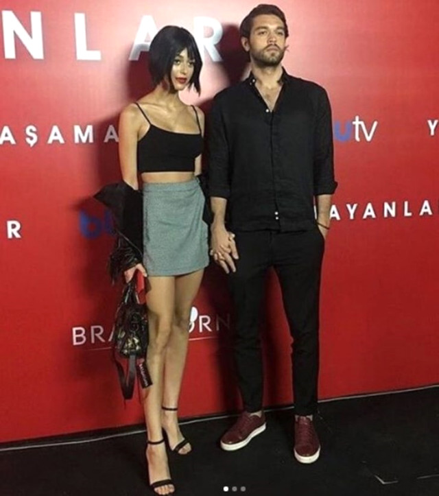 'Yaşamayanlar' gala fotoğrafları! Elçin Sangu, Serenay Sarıkaya ne giydi?