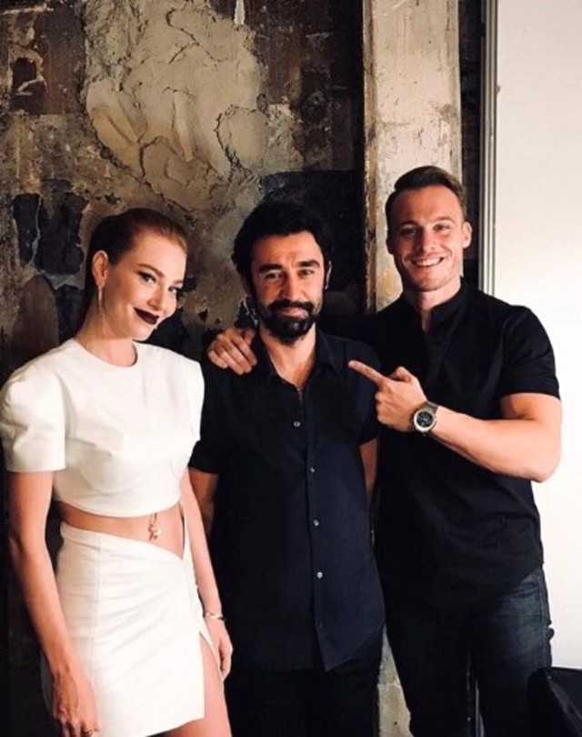 'Yaşamayanlar' gala fotoğrafları! Elçin Sangu, Serenay Sarıkaya ne giydi?