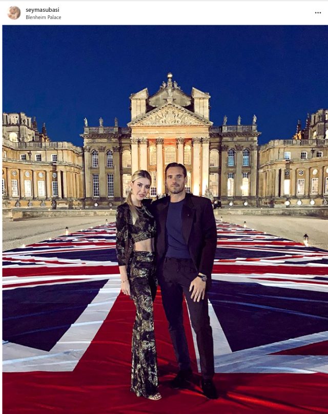 Şeyma Subaşı İngiliz Bayrağı üzerinde poz verdi