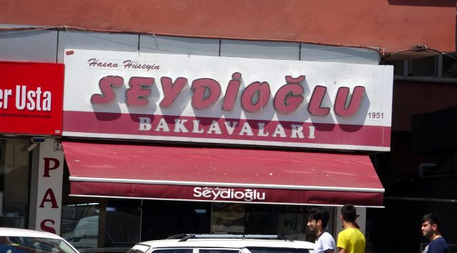 Pendik'te hamile kadına saldıran baklavacı magandaların tabelaları indiriliyor!