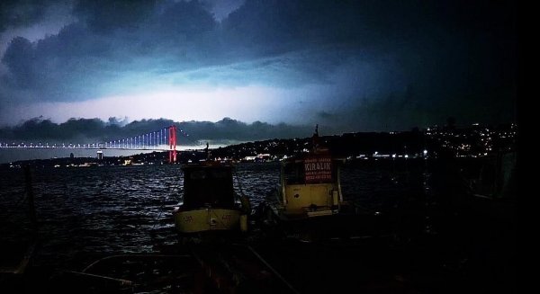İstanbul'da sağanak yağış ve gök gürültüsü