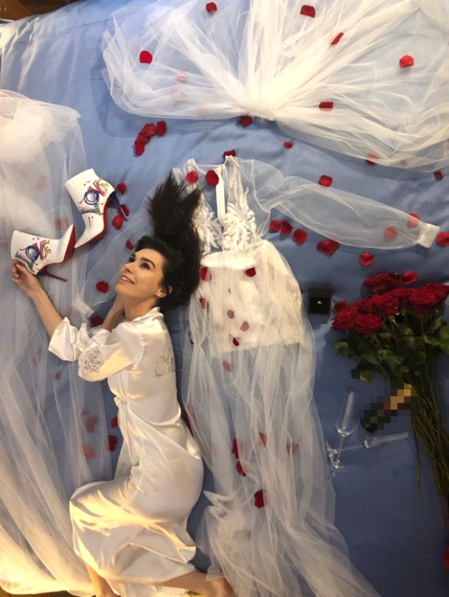 Sinan Akçıl, Burcu Kıratlı'nın Gelinliğini Eleştirenlere Sert Çıktı: Başkasına Laf Düşmez