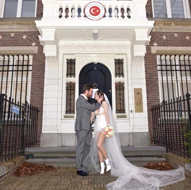 Sinan Akçıl, Burcu Kıratlı'nın Gelinliğini Eleştirenlere Sert Çıktı: Başkasına Laf Düşmez