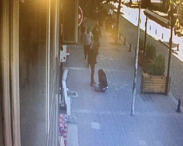 Karısını sokak ortasında döven koca çevredekilerden dayak yedi