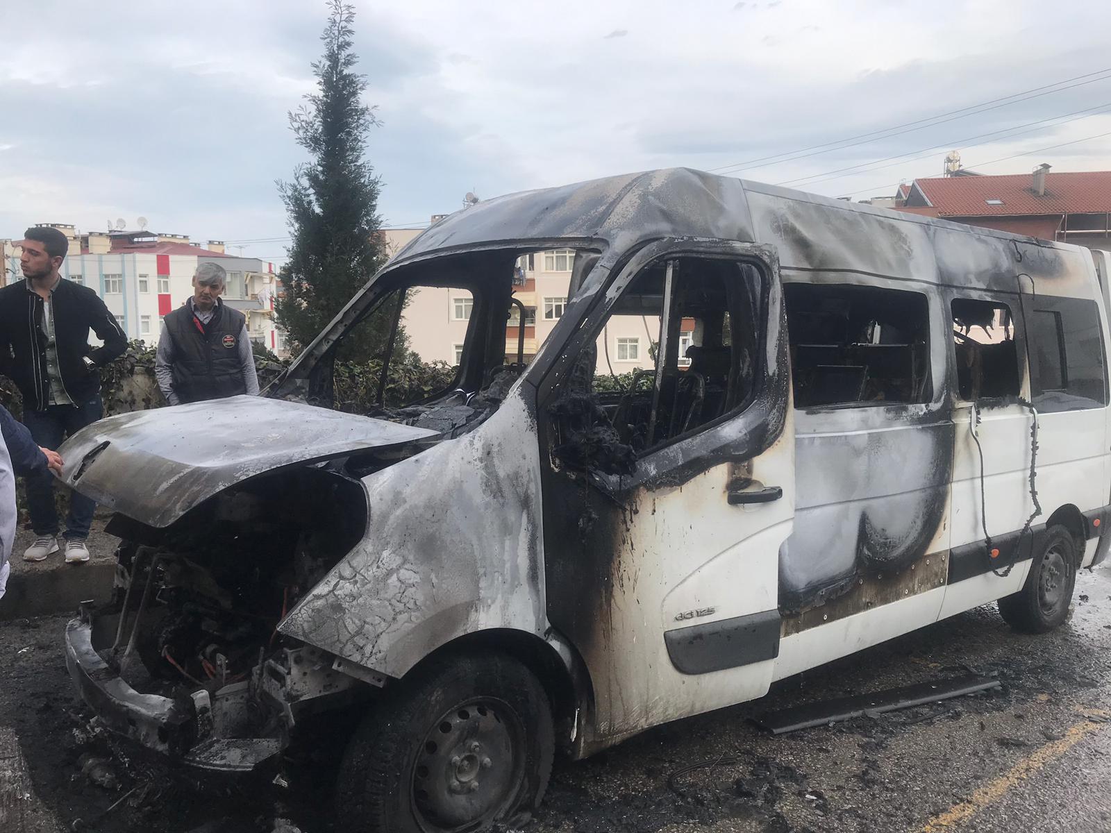 Öğrencileri taşıyan servis biranda alev aldı