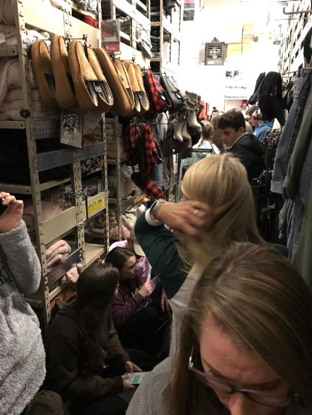 Kara Cuma'da dehşet saldırı! Alışveriş merkezine silahlı saldırı düzenlendi!