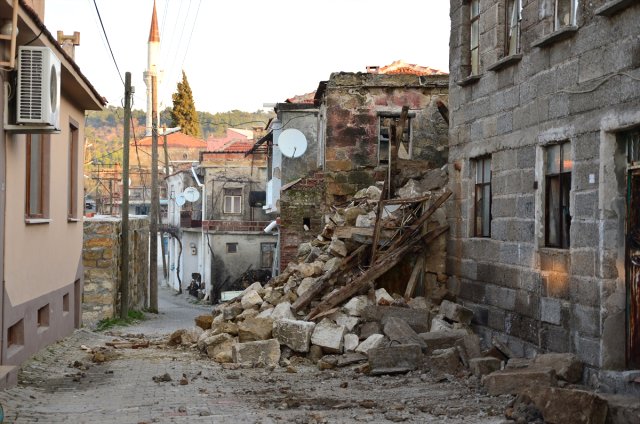 Bakan Deprem Bilançosunu Açıkladı: 85 Konut, 5 Ahır, 1 Okul ve 2 cami hasar gördü