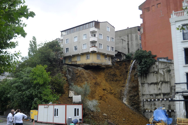 Beyoğlu'da çökme tehlikesi yaşayan binanın Arda Turan'a ait olduğu iddia edildi