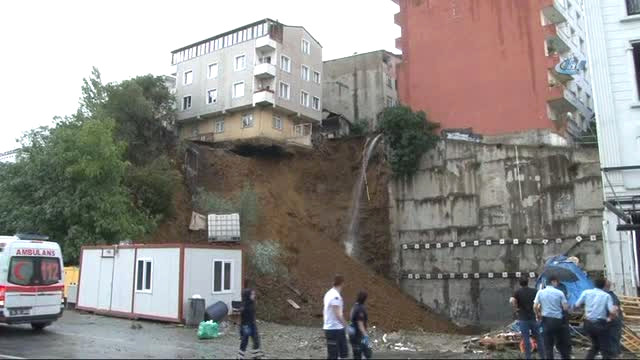 Beyoğlu'nda toprak kayması tehlikesi!