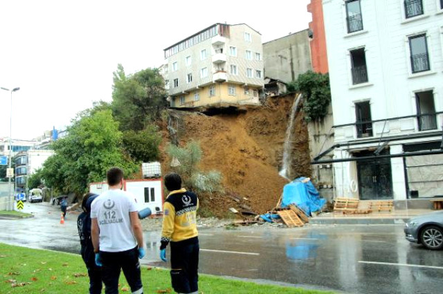 Beyoğlu'da çökme tehlikesi yaşayan binanın Arda Turan'a ait olduğu iddia edildi