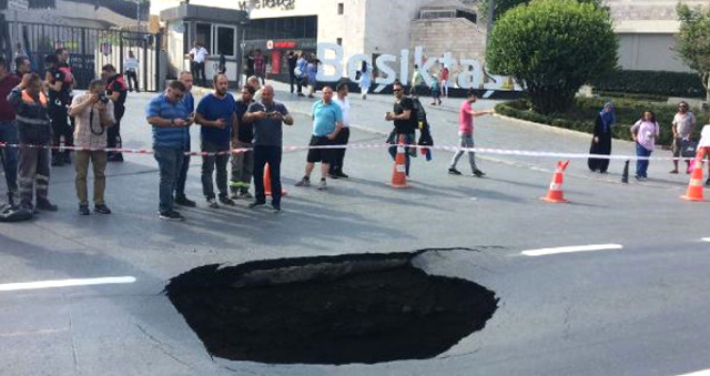 Dolmabahçe'de yol çöktü! Yol trafiğe kapatıldı