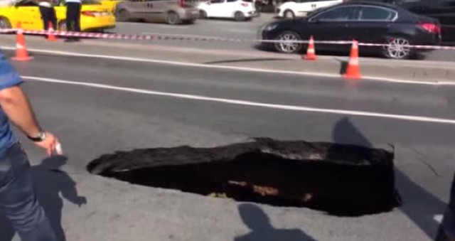 Dolmabahçe'de yol çöktü! Yol trafiğe kapatıldı
