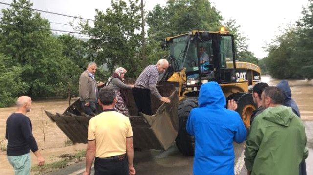 Ordu'da yağışlar nedeniyle Karadeniz Sahil yolu trafiğe kapatıldı