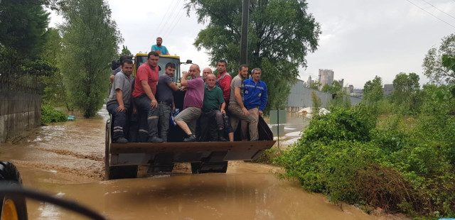 Ordu'da yağışlar nedeniyle Karadeniz Sahil yolu trafiğe kapatıldı