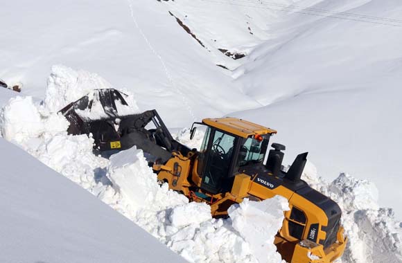 Türkiye genelinde yoğun kar yağışı ulaşımı engelledi!