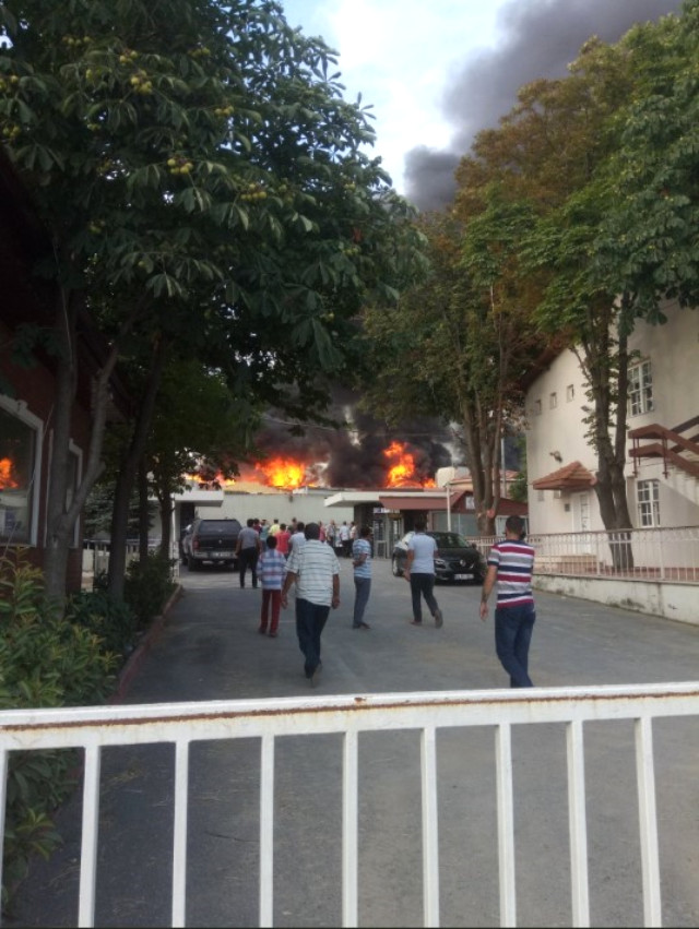 Veliefendi Hipodromu'nda yangın!