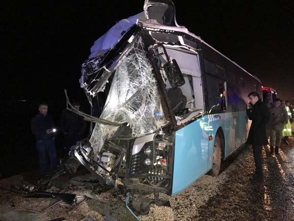 Diyarbakır'da korkunç kaza! Yolcu otobüsü ile kamyon çarpıştı!