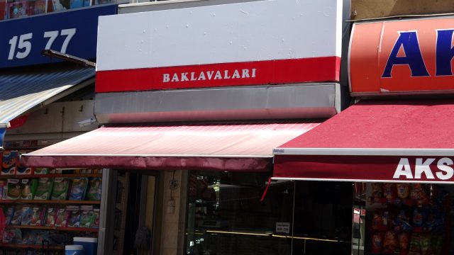 Pendik'te hamile kadına saldıran baklavacı magandaların tabelaları indiriliyor!