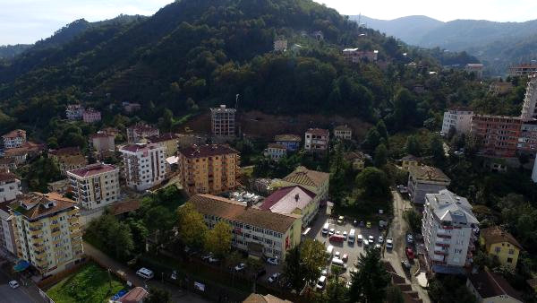 Sürmene'de Bir Mahalle Denize Kayıyor | 7 Bina Boşaltıldı, 200 Kişi Tahliye Edildi