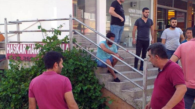 İki kız kardeşe sözlü tacizde bulundu! Meydan dayağı yedi