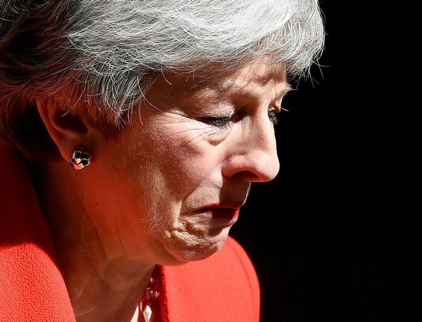 İngiltere'de siyasi deprem! Theresa May'den flaş karar