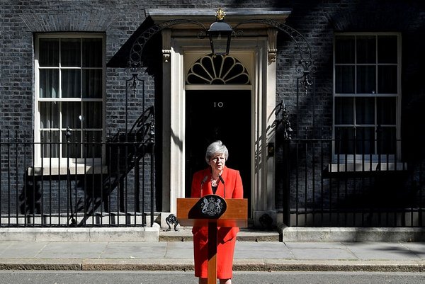 İngiltere'de siyasi deprem! Theresa May'den flaş karar