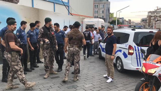 Taksim'de ortalık karıştı! Yabancı uyruklu iki grup arasında kavga çıktı...