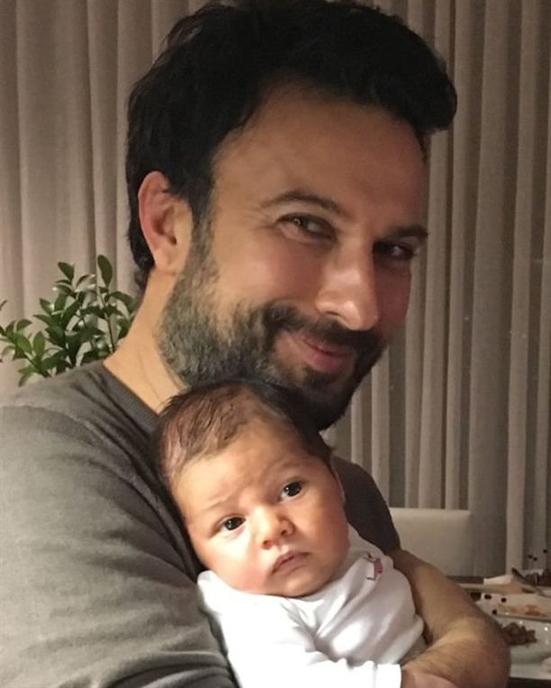 Tarkan eşi Pınar Tevetoğlu'na emzirme koçu tuttu