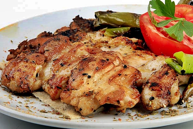 Fırında tavuk pirzola nasıl yapılır? Gelinim Mutfakta Fırında tavuk pirzola tarifi