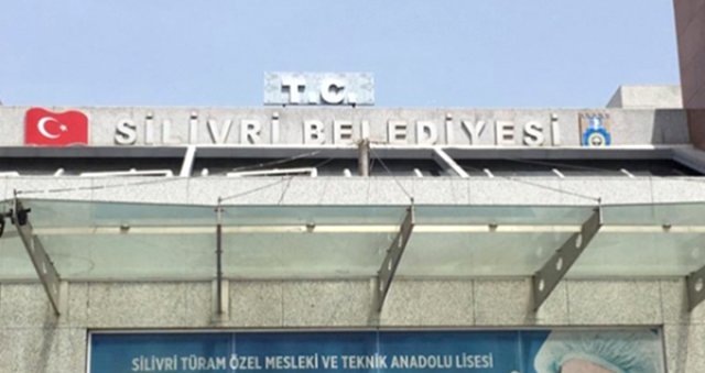 İstanbul'un tek MHP'li Başkanı, belediye tabelasına T.C. ibaresini ekletti!
