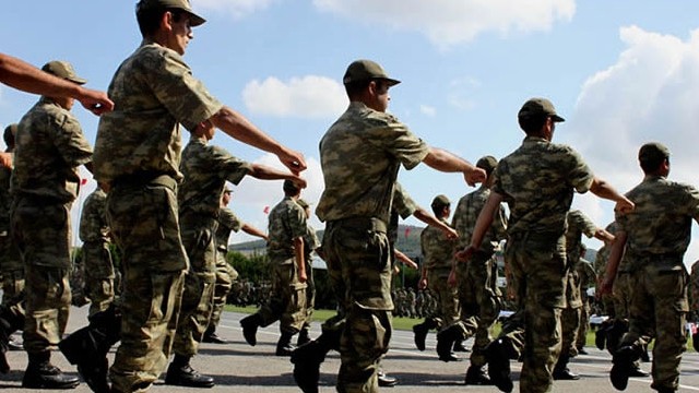 Milli Savunma Bakanı Akar'da tek tip askerlik açıklaması