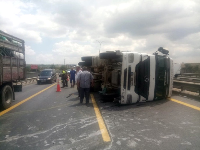 TEM'de saman yüklü kamyon devrildi!