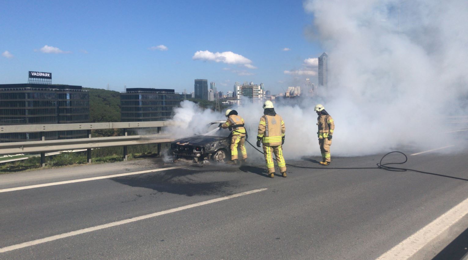 TEM'de Araç Alev Topuna Döndü: Trafik Kapatıldı