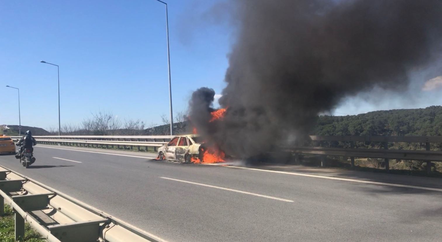 TEM'de Araç Alev Topuna Döndü: Trafik Kapatıldı