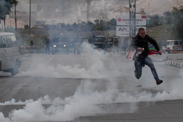 Yahudi iki genç Filistinli şoförü tanınmaz hale getirdi!