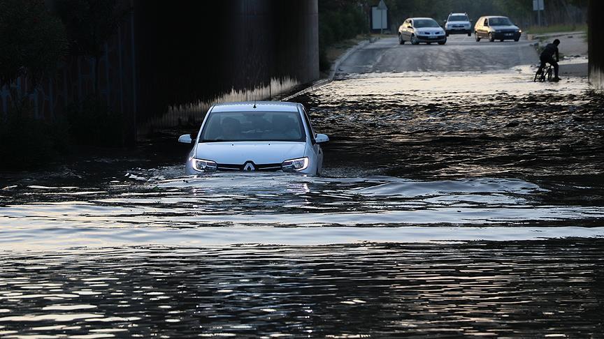 Adana'da sulama kanalı taştı, araçlar sularda mahsur kaldı!