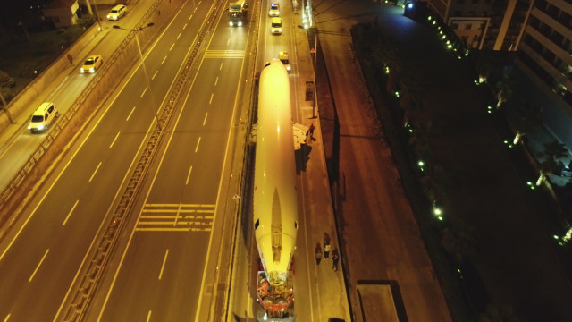 Trabzon’ da ki Yolcu Uçağı Karayolunda Görenler Şaşkına Döndü