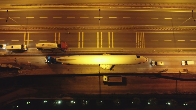 Trabzon’ da ki Yolcu Uçağı Karayolunda Görenler Şaşkına Döndü