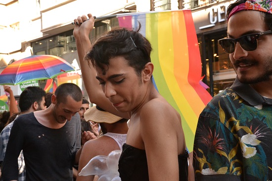 Trans bireyler gazetecileri görünce soyundu