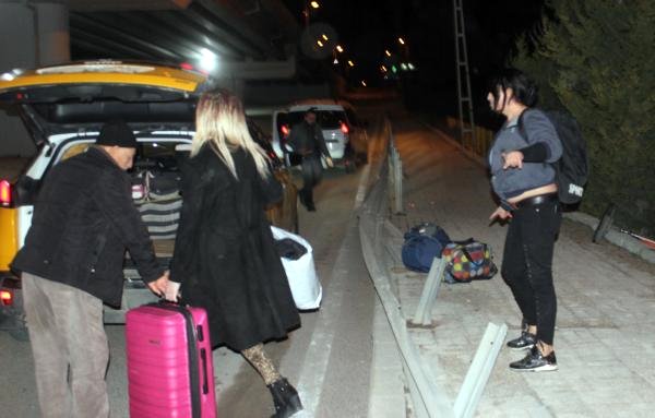 Trans bireyler gazetecileri görünce soyundu